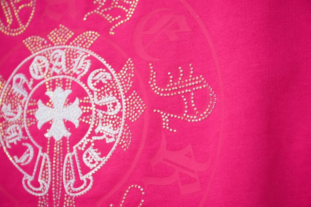 🅿️190 Ch*ome Hearte 25SS early spring new style Crow heart graffiti printed hot diamond short sleeves Light luxury essential item for daily commuting for men and women Correct version Welcome to compare Detailed features · 320g 100% pure cotton double yarn jersey fabric · Custom dyed in the same cylinder, special thickened 32 pieces double-strand 1X1 thread · Digital direct printing ➕Imported Australian pearlescent diamonds · Double needle stitching and cross-stitch technology · Original main mark, washed tag, brand moisture-proof paper packaging Color: black/white/rose red/grey Size: S/M/L/XL